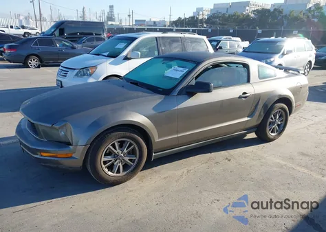 2005 Ford Mustang V6 Deluxe/V6 Premium z USA, uszkodzony, nr VIN 1ZVHT80N555113812